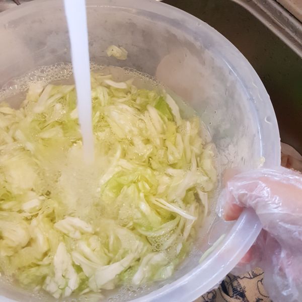 再用清水沖洗數次，晾乾備用(建議最後一次用食用水)。