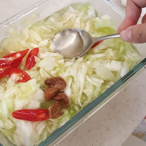 用湯匙把所有高麗菜壓一壓，確認有泡在醬汁裡!!