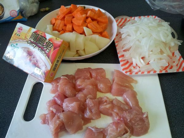 食材照，哎呀呀...花椰菜未入鏡~~
咖哩塊我用牛頭牌的~很好吃唷 ♡