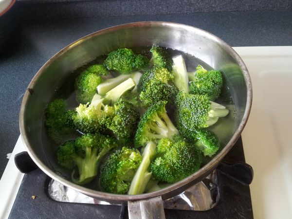 燒一鍋水，汆燙花椰菜~熟了即可
放旁備用