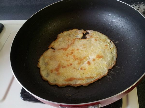 取一油鍋煎[蛋皮]，記得油溫不要高唷小火慢煎
煎好放旁備用