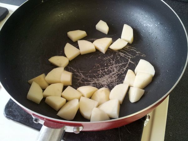 將馬鈴薯煎至金黃焦皮，香味出來