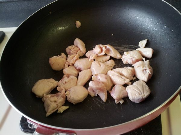 再將雞肉炒香