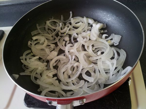 後炒洋蔥，一樣把香味炒出來