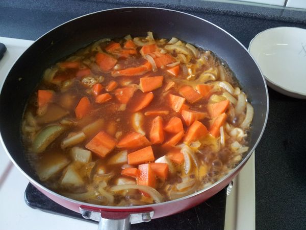 最後丟進紅蘿蔔、雞肉、馬鈴薯一起拌炒
後加水和咖哩塊，用中小火慢滾