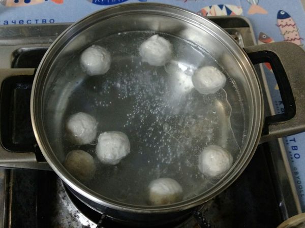 起一湯鍋煮水，加一點油，先放貢丸一起煮到滾。