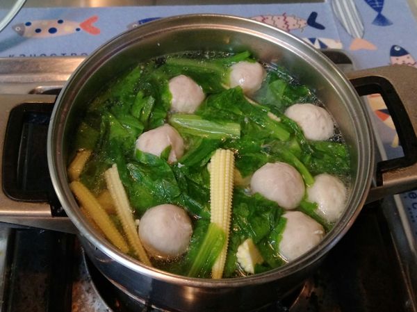 煮滾放玉米筍、青菜，再蓋鍋煮到滾之後，加鹽巴和少許雞粉調味，再撒一點胡椒粉，最後也可撒點芹菜末或蔥花較香。