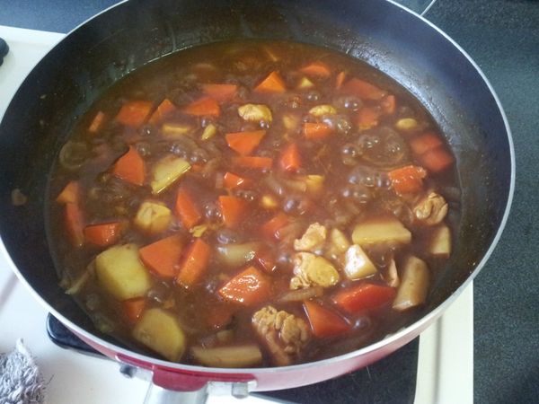 滾到最後咖哩的顏色會越來越深，越來越濃稠唷!