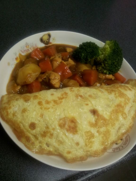 淋上咖哩醬料及花椰菜
好吃的[咖哩蛋包飯]就完成囉~