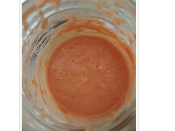 1.將玻璃瓶洗淨消毒
2.將新鮮蕃茄打成汁
3.加入高筋麵粉，速發酵母
4.混和上述材料裝入玻璃瓶，室溫發酵3天(放一天就會有濃濃發酵酒味)