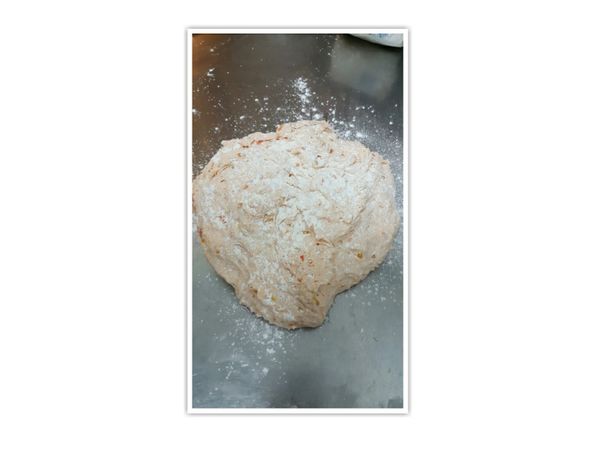 1.將麵糰材料和蕃茄汁揉勻