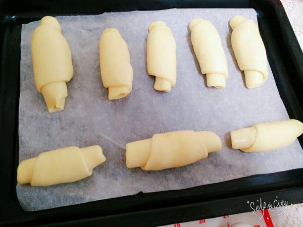 完成包餡後，收口處朝下，排列至烤盤上(需預留間距)，烤箱開發酵功能(或稍微預熱、保持溫暖不燙手的溫度)，進行二次發酵1小時