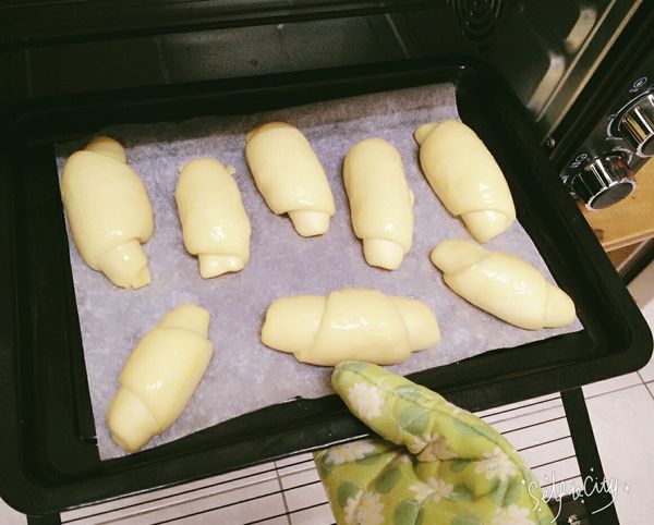 預熱170度10分鐘完成，即可將烤盤放入，170度烤20~25分鐘，直到表面呈現金黃色澤(依每台烤箱溫度不同，上色時間和程度不一定，可自行斟酌調整)