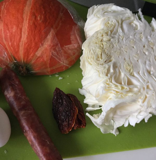 南瓜，香腸先用電鍋蒸熟⋯⋯高麗菜切碎絲，香腸切小丁。南瓜泥放入攪拌好的麵糊之中拌開即可（圖片中的蕃茄乾是冰箱剩的，拿出來一起用掉）