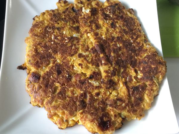 高麗菜絲，香腸丁，放入攪拌好的南瓜麵糊中拌勻，下鍋，小火慢煎即可