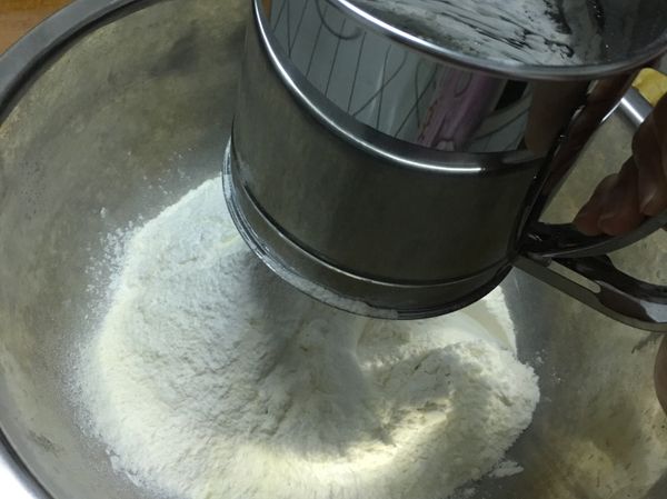 麵粉+糖粉+奶粉 伴勻過篩
加入奶油+全蛋 拌勻 分成40份
（每份約27g)