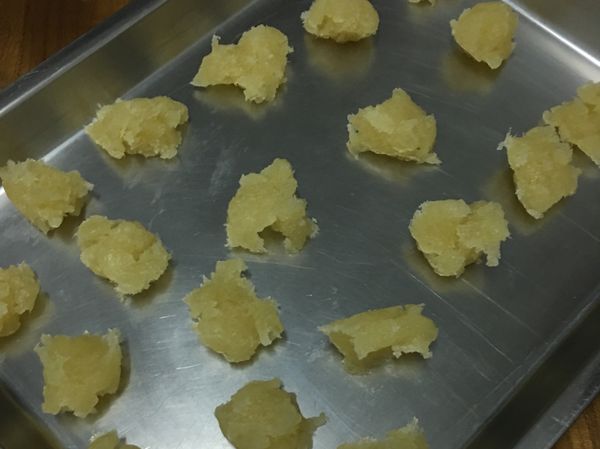 鳳梨餡加鹽分成40份備用
（每份約12g)