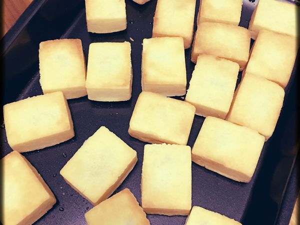 烤箱180度預熱10分鐘 烤20分鐘待涼脫模