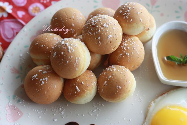 隨手煎個太陽蛋，我捧上桌時順手寫了一張帳單給阿強，這一餐在外面至少也要個台幣150元吧!!! 我還有伺候大爺奶泡愛心打的不明顯的拿鐵耶~!