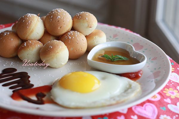 一球一球的吃起來真的很方便，直接像野人一樣用手抓起來塞進嘴巴裡就好了，什麼刀呀叉子的都不用再搬出來了。
 
這種幾個月難得一次的早午餐，寫下來提醒自己，一日之計在於晨，雖然不用上班的話我永遠都早起不來。呵呵!!