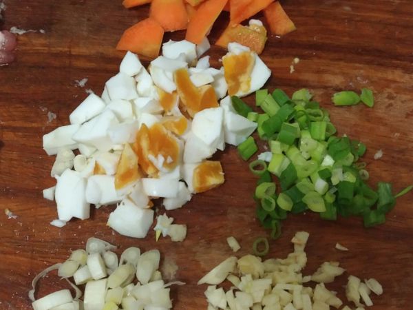 鹹蛋剖開，以湯匙挖取切小塊。
切好紅蘿蔔片,蔥花,蒜末。