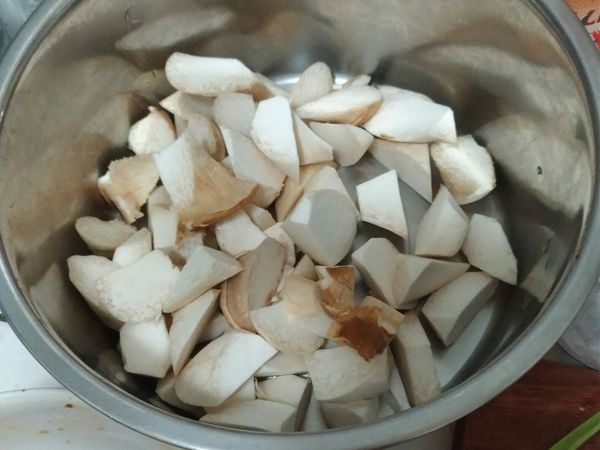 杏鮑菇滾刀切適口的大小