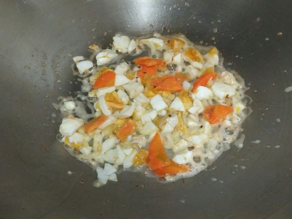起油鍋先爆香蔥蒜再加紅蘿蔔拌炒，再加鹹蛋，炒出香味，再入杏鮑菇炒云後加兩匙水炒到杏鮑菇軟，再依序加入調味料，起鍋前灑上青蔥末拌一下就可上桌了。