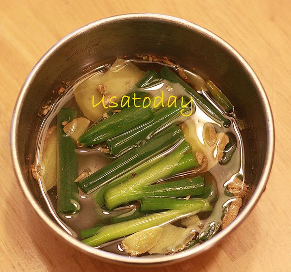 1. 將蔥與薑用刀背拍一拍，放入一碗中再放入米酒和水。