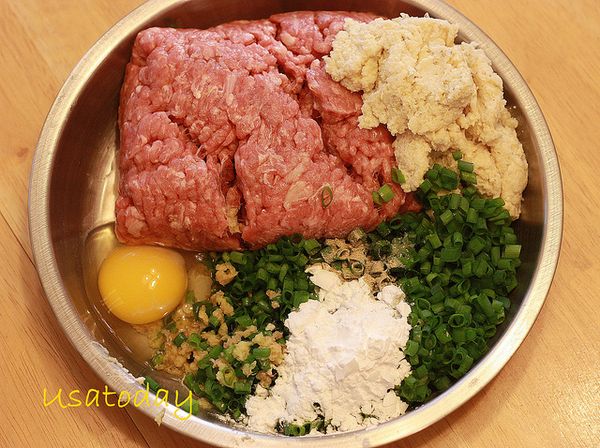 2. 將獅子頭材料和獅子頭肉餡調味料均勻攪拌後，分2到3次加入步驟1的蔥薑水，同時拿兩雙筷子，以同一方向攪拌約3分鐘，至肉產生黏性，然後捏坨肉餡，把空氣在手掌中摔打出來後，再搓成圓球狀。