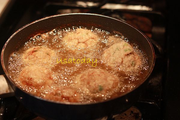 3. 先開大火，獅子頭沾上太白粉下鍋炸定型後，再開中火慢慢炸至中間熟透，表面呈金黃色，盛起備用。