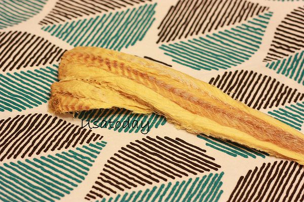 4. 起油鍋將扁魚煸至酥脆後，加入大白菜、高湯、水、醬油。