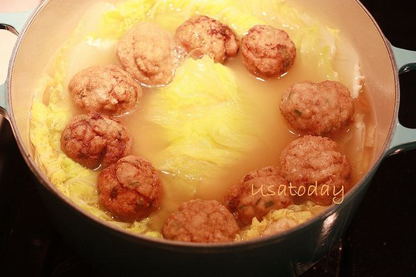 5. 燜煮約20分鐘，大白菜軟爛後再放入香菇和獅子頭，繼續小火燜煮10分鐘即可。