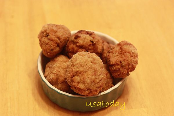 才剛炸好的獅子頭我就先偷吃了一個了，光是這樣的炸肉球就可以當成一道菜了。