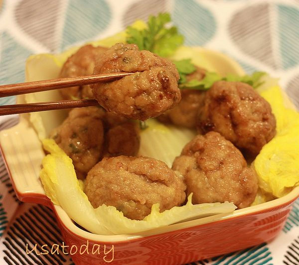 不光是白菜吸飽了湯汁，獅子頭也像海綿一樣吸滿了扁魚高湯，再加上肉丸子本身的味道，難怪這道菜能成為淮揚菜系的代表菜。