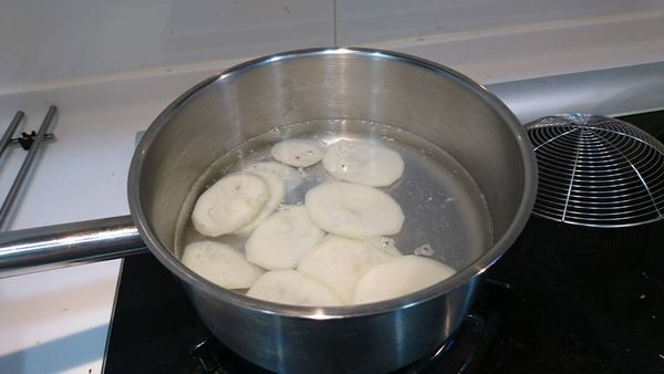 將馬鈴薯切片後下水燙過