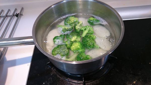 馬鈴薯煮到有透明狀就可以把花椰菜下水燙，約20秒即可，玉米筍和杏鮑菇不需要燙