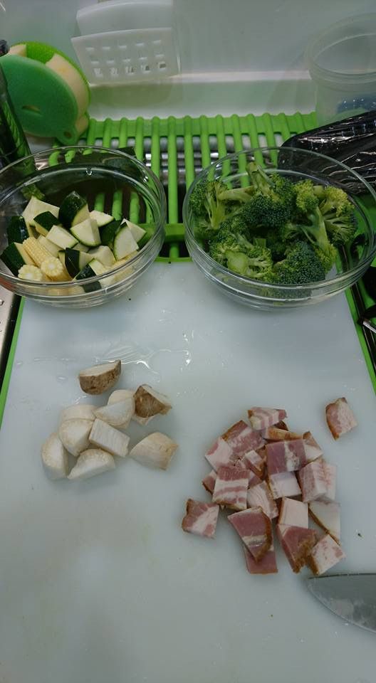 此次的蔬菜還有培根，也可以自己加入彩椒、番茄、紅蘿蔔....等等