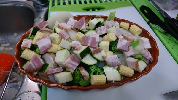 擺盤，記得分批"均勻"的撒上鹽巴，鹽巴可以帶出蔬菜的甜味，最後再放上培根