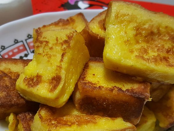 鍋中放進奶油加熱融化後放入吸滿蛋液的吐司下去煎至兩面金黃就完成囉❤