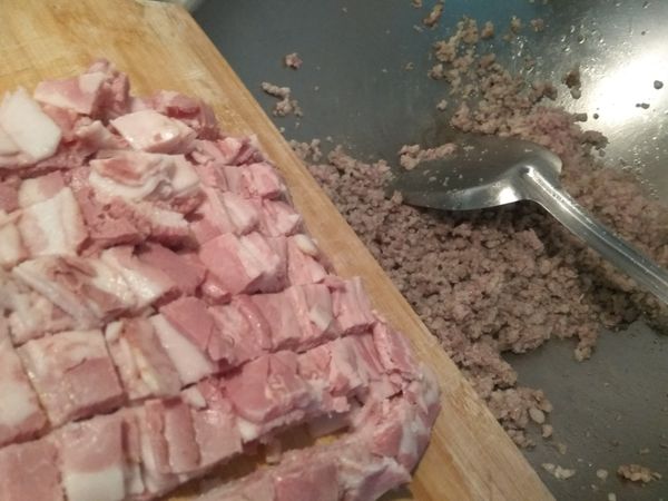 培根切小丁，放入鍋中一起拌炒，讓香氣釋出。