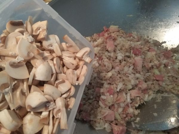 蘑菇洗淨後切成片，放入鍋中拌炒。