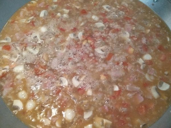 加入適量的水來熬煮紅醬。