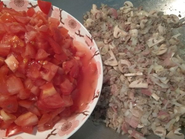 牛蕃茄洗淨後切成丁，連同湯汁一起倒入鍋中拌炒。