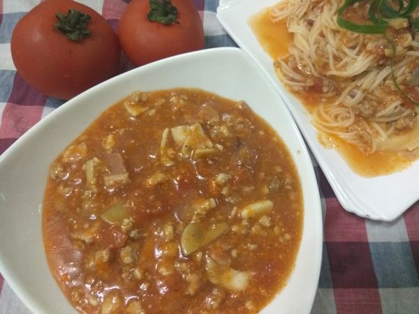 平時煮好義大利麵條後，淋上適量的義式蕃茄肉醬調味，加片起司一起拌勻就可以快速享受美食了，一次煮大鍋，可以分裝適當的量放冷凍庫，想吃隨時可以拿出來和麵條一起加熱拌勻，簡單快速又美味。