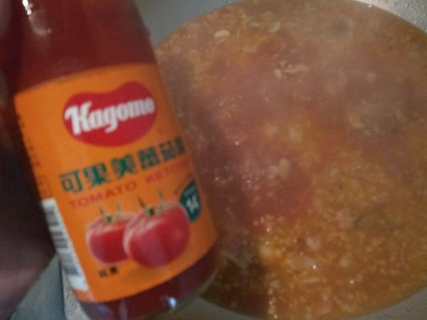 待義式蕃茄肉醬熬煮到後期時，加入蕃茄醬調色和調味，就可以熄火放涼嘍～