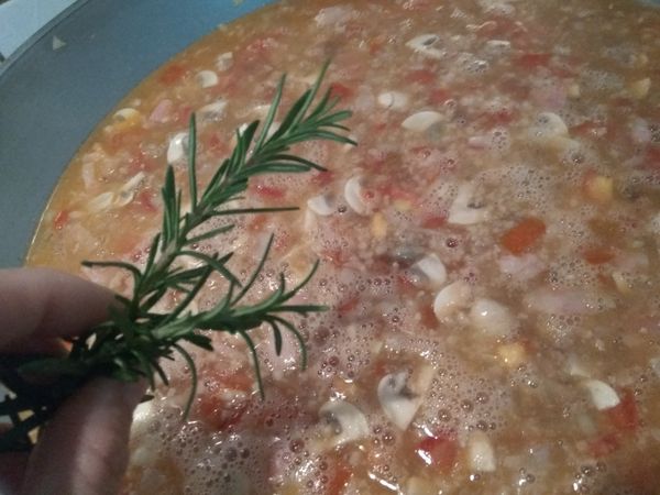 熬煮一半時醬新鮮迷迭香放入鍋中熬煮，不喜歡迷迭香味的朋友，可以選擇不放或是到最後才添加進去提香就好。