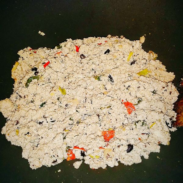 起油鍋爆香大蒜，辣椒，倒入碎豆腐一起拌炒，加入醬油，糖，最後撒上蔥花，就完成了