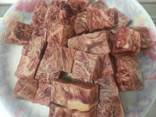 把從冰箱拿出來的牛肉粒進行解凍。