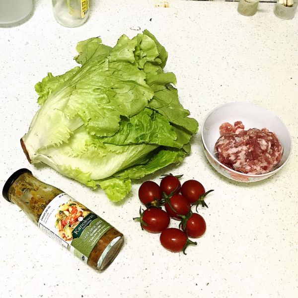 食材說明：萵苣挑葉片適中的，內葉太小會不好包，番茄大的小的都可以份量是豬肉的一半便可，切丁備用。