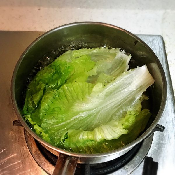 水煮滾後加鹽，萵苣燙過，約30～40秒即可撈起，燙太久萵苣會變色口感也不好